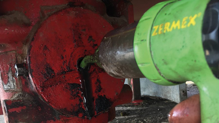 Oil injector
