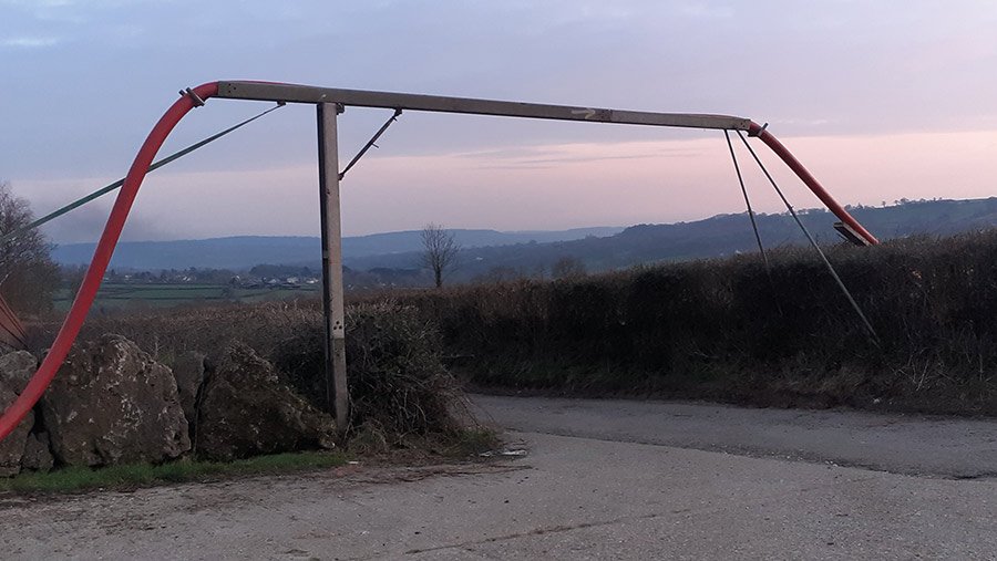 Umbilical pipe bridge