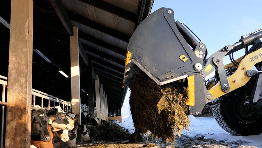 Silocut push-out mechanism unloading silage for cows