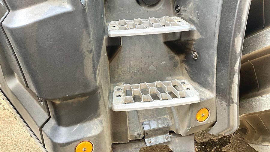 Valtra Q-series steps