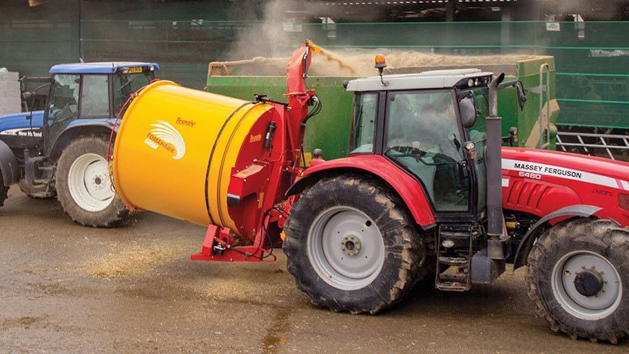 Round bale spreader mounted on a tractor