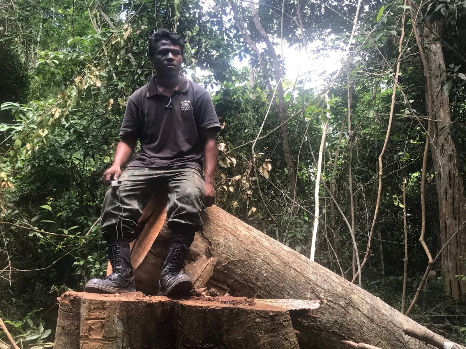 Indigenous Guajajara leader Paulo Paulino Guajajara was shot dead in an alleged ambush by loggers in the Brazilian Amazon. He was one of the “Guardians of the Forest,” a group of Guajajara Indigenous people fighting against illegal logging in the Arariboia Indigenous Reserve. He posed for this picture on Jan. 31, 2019. Image by Karla Mendes/Mongabay.