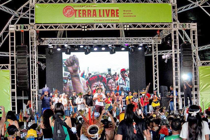 A crowd at the Free Land Camp 2022 in Brasília discusses protecting the lives of isolated and uncontacted Indigenous groups.