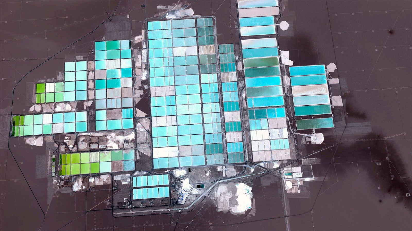 Lithium evaporation ponds in Salar de Atacama, Antofagasta, Chile. Source: NASA. Image processing by Rhett A. Butler / Mongabay