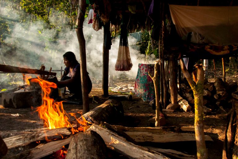 Indira, a Sarayaku woman, cooks for her family, after hours of being in the chakra. Image courtesy of Esteffany Bravo.