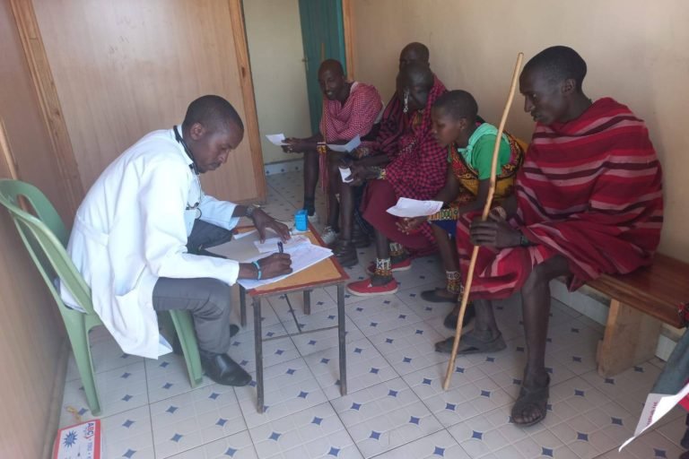 Kenyan doctors check on Maasai villagers who have fled Loliondo in Tanzania. Image courtesy of Forest Peoples Programme.