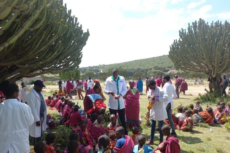 Kenyan doctors check on Maasai villagers who have fled Loliondo in Tanzania. Image courtesy of Forest Peoples Programme.