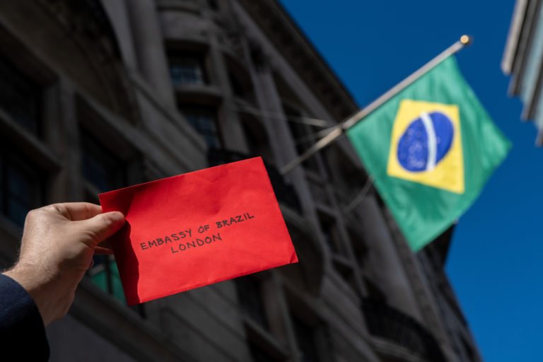 Family members, journalists and civil society organisations hold a vigil at the Brazilian Embassy in London to urge Brazilian authorities to scale up the search for missing British journalist Dom Phillips and Brazilian Indigenous expert Bruno Araújo Pereira. Image courtesy of Chris J Ratcliffe/Greenpeace