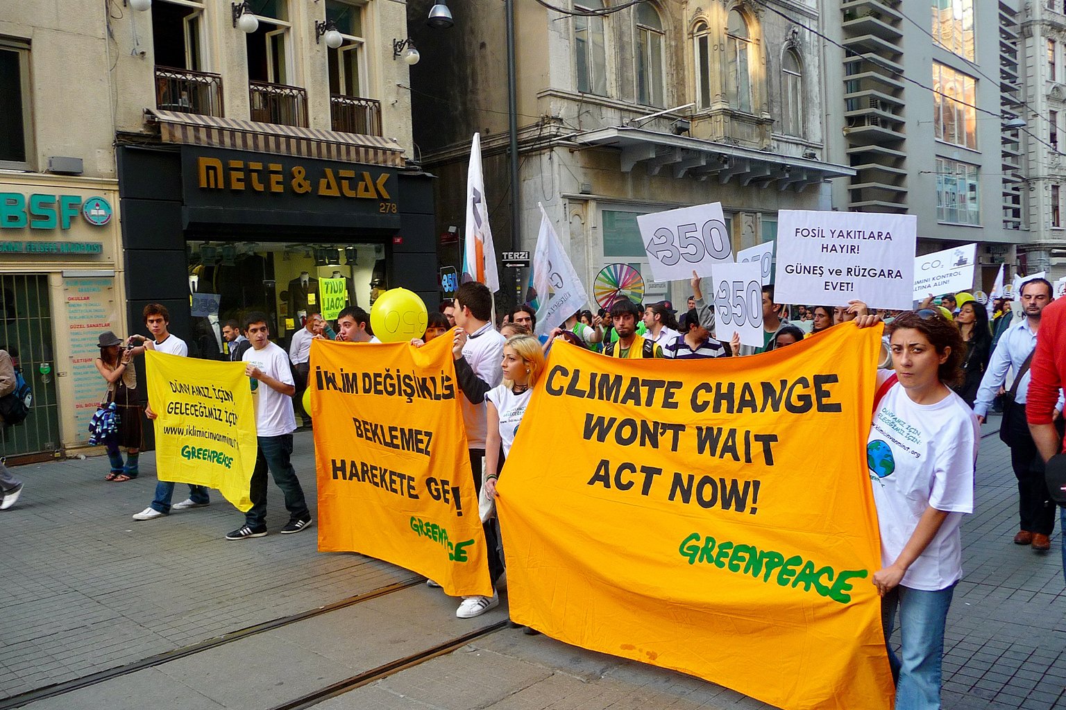 Demonstration demanding climate action on İstiklal Caddesi, Istanbul’s main avenue.