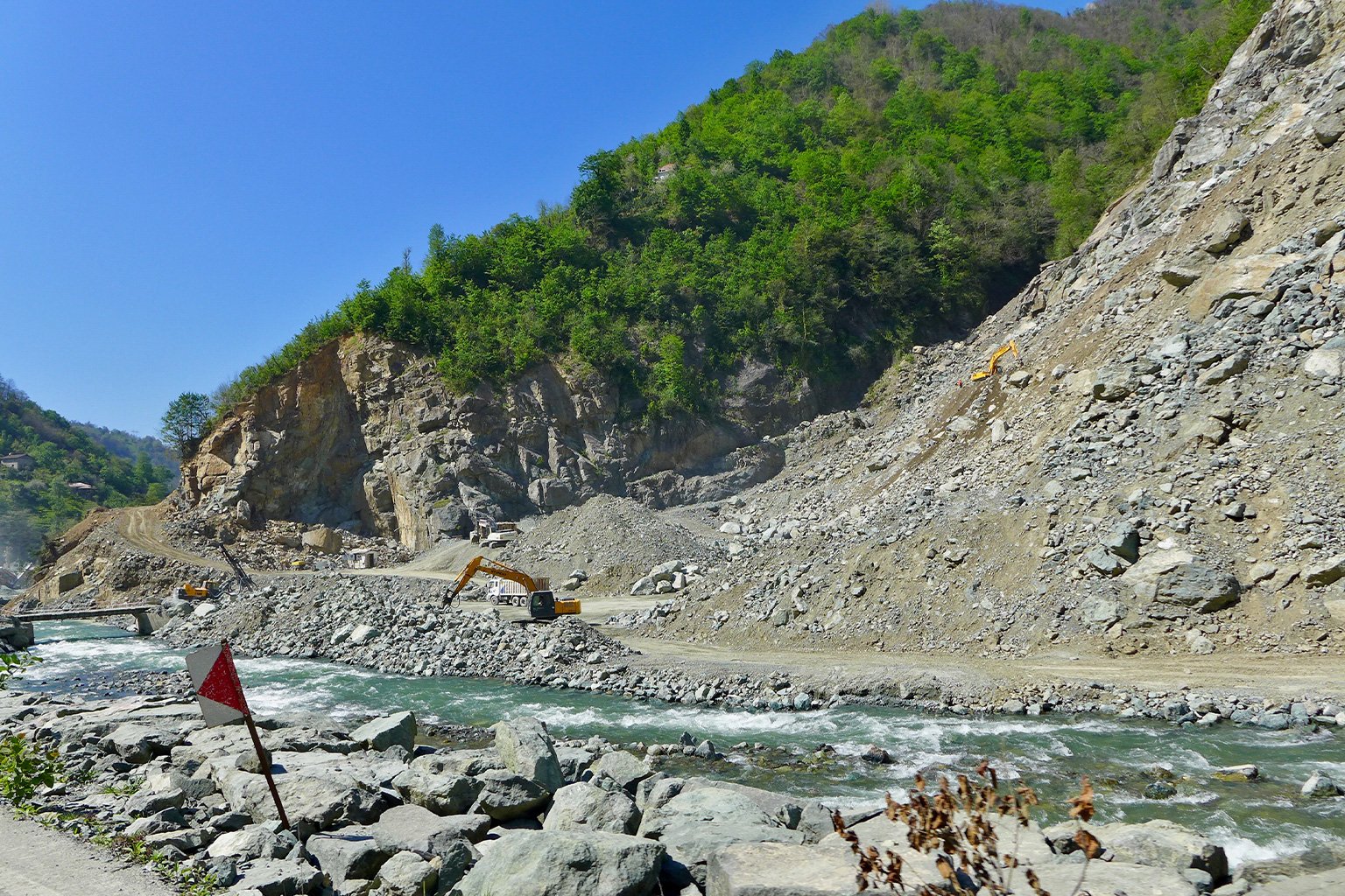 Quarries along the Orçi River.