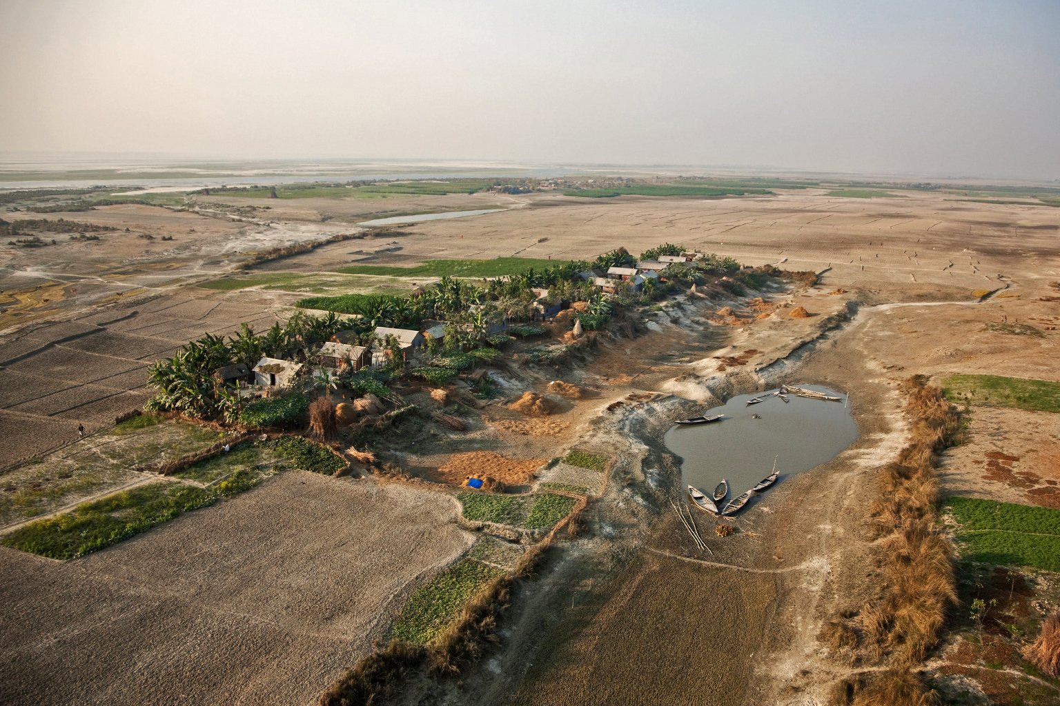 Between November and March, when the water is low, char inhabitants raise the height of their homes by building a base with earth collected from other places.