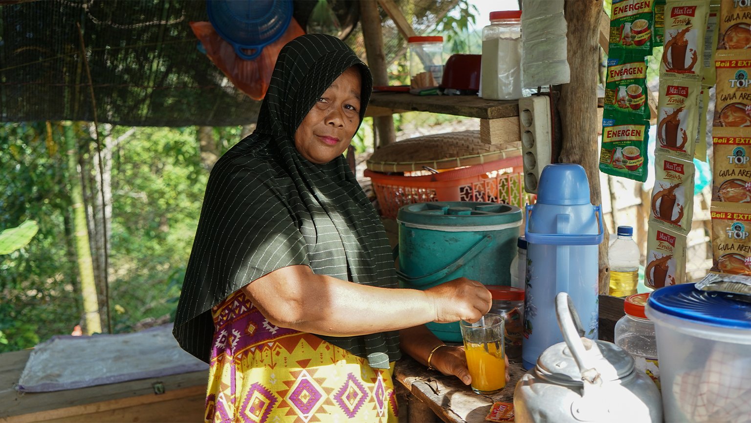 Ummu Salamah at her food stall.