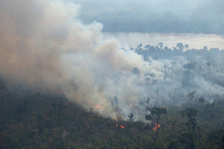 Fire and deforestation in the Amacro region (the states of Amazonas, Acre and Rondônia) in the Brazilian Amazon in late August 2022. Photo © Nilmar Lage / Greenpeace