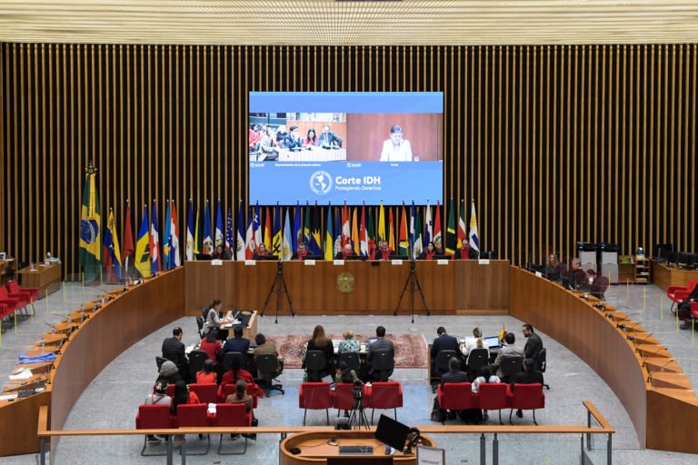Parties in the case Tagaeri & Taromenane Indigenous people vs the Ecuadorian state. From left to right: representatives of the Tagaeri & Taromenane Indigenous people; the Inter-American Commission of Human Rights, and attorneys representing the state of Ecuador. Image courtesy of the Inter-American Court of Human Rights via Flickr (CC BY-SA 2.0).