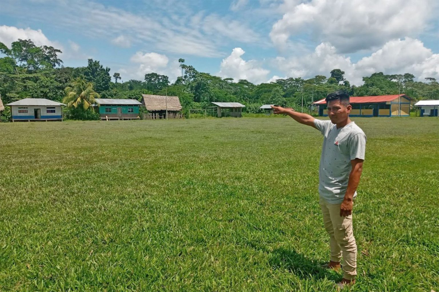 The leader of Nuevo Sucre points to the forest.