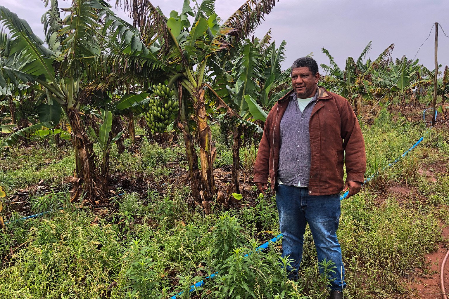 Luiz Carlos Prudente next to bananas.