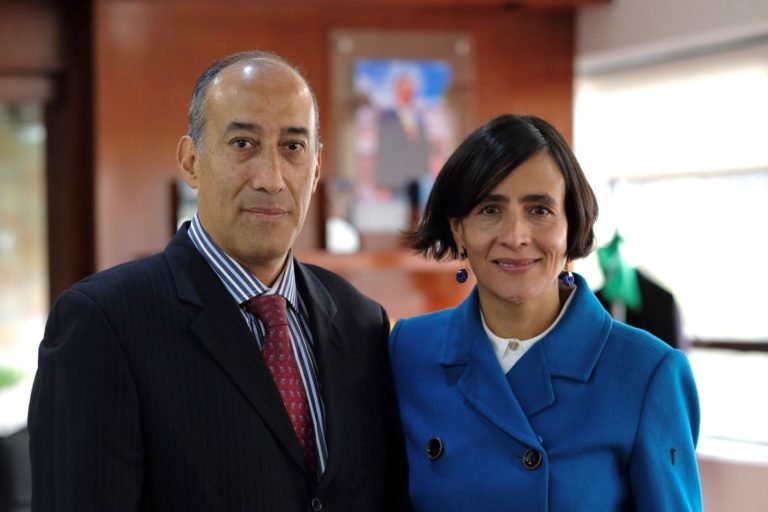 Ministra de Ambiente de gobierno Petro, Susana Muhamad, y Luisz Olmedo Martínez, nuevo director de Parques Nacionales Naturales de Colombia